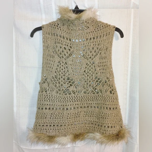 RESERVED Relativity Vest Crochet & Faux Fur Tan/Cream/White Sz. PXL - Picture 6 of 7